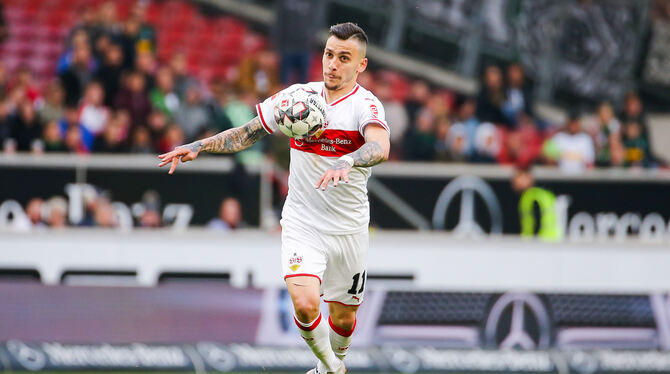Anastasios Donis, der griechische Stürmer des VfB Stuttgart, trägt nun weiterhin das Trikot mit dem roten Brustring. FOTO: EIBNE