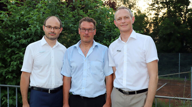 Verantwortliche der Raiffeisenbank Sondelfingen: (von links) Arthur Göllner, Bernd Höhn und Peter Edelburg. FOTO: BAIER