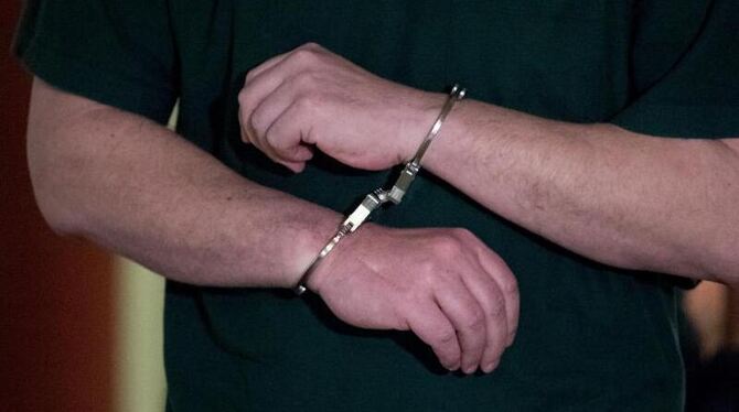 Ein Mann in Handschellen