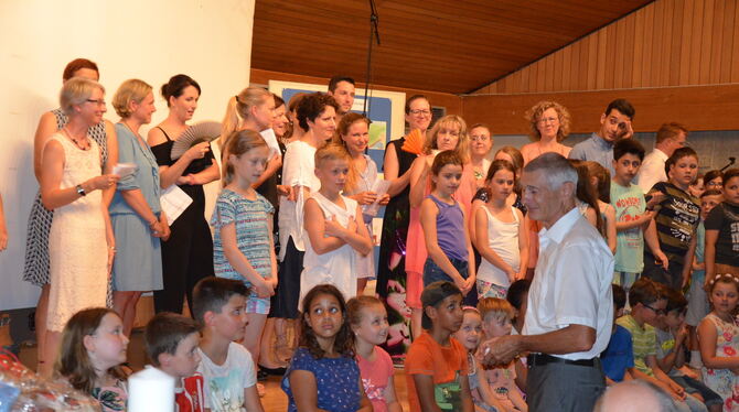 Lehrerchor und Schüler sangen zum Abschied den Udo-Lindenberg-Song »Wir ziehen in den Frieden« für ihren sichtlich bewegten Rekt