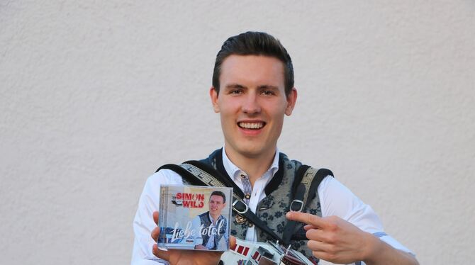»Liebe total«: Simon Wild stellt sein neues Album in Engstingen vor.  FOTO: PR