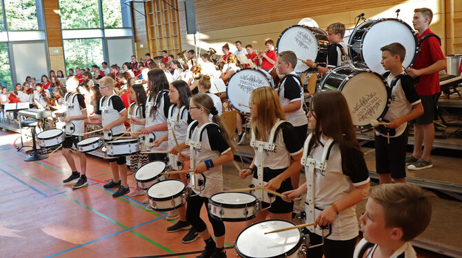Drum Line und Schulorchester rockten die Alenberghalle.  FOTO: BLOCHING