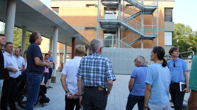 Gemeinderäte in der Schule: gemeinsamer Blick aufs 1968 gebaute Schulhaus, das durch eine Fluchttreppe aufgerüstet wurde.  FOTO