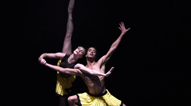Die Tänzer Bruna Andrade und Nicholas Losada in William Forsythes »Herman Schmerman Duet«.  FOTO: BROCKE