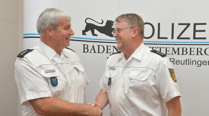 Die besten Wünsche von Michael Simmendinger (links) an Heiko Kächele, sein Nachfolger im Amt des Leiters des Polizeireviers Reut