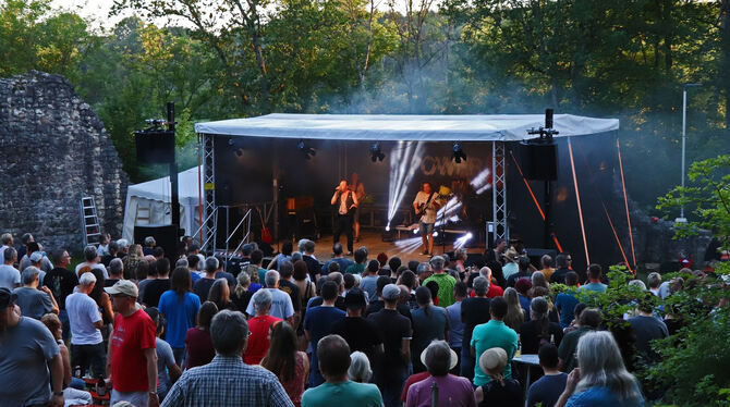 Powerage heizt beim Festival Kultur auf der Burgruine Hohenstein mit AC/DC-Songs mächtig ein. FOTO: BLOCHING