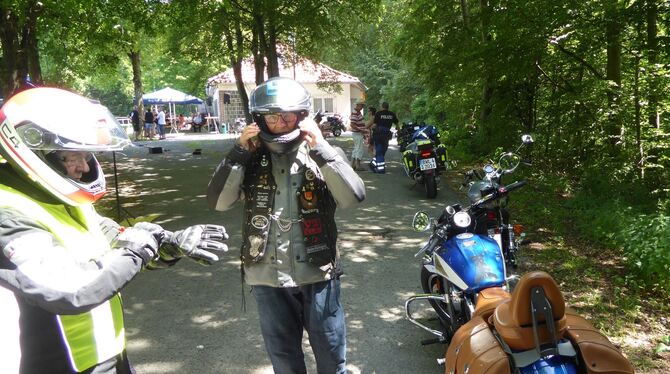 Dieses Paar kam  mit seiner »Indiana« von den Nürtinger »Owls« zum Bikertag der Motorradfreunde vordere Alb nach Hülben. FOTO: B