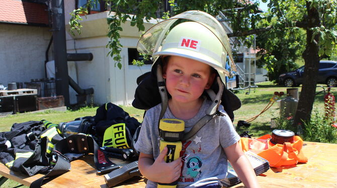 Max testet trotz sommerlicher Hitze wie ihm der Feuerwehrhelm steht.  FOTO: SAPOTNIK