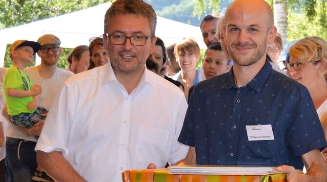 Geschenke zum Start: Mössingens Oberbürgermeister Bulander (links) mit Kindergartenleiter Till Wahlenmayer.  FOTO: VEY
