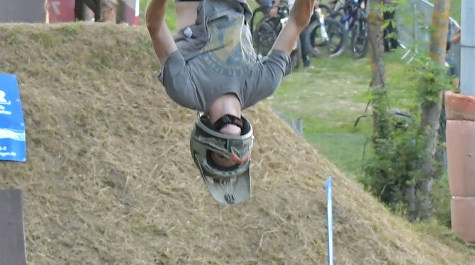 Die Schwerkraft scheint aufgehoben: Mountainbiker am Wochenende beim »Back to the Jumps« Festival in Belsen. FOTO: MEYER