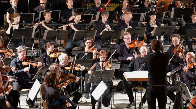 Gabriel Venzago dirigierte in der Mössinger Pausa-Bogenhalle die Württembergische Philharmonie Reutlingen.  FOTO: MEYER