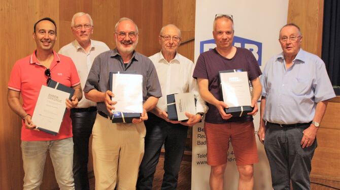 Geehrt wurden für 25 und 40 Jahre Mitgliedschaft von Karl Böhmler (Zweiter von links) und Willi Gödde (rechts): Christos Rousnid