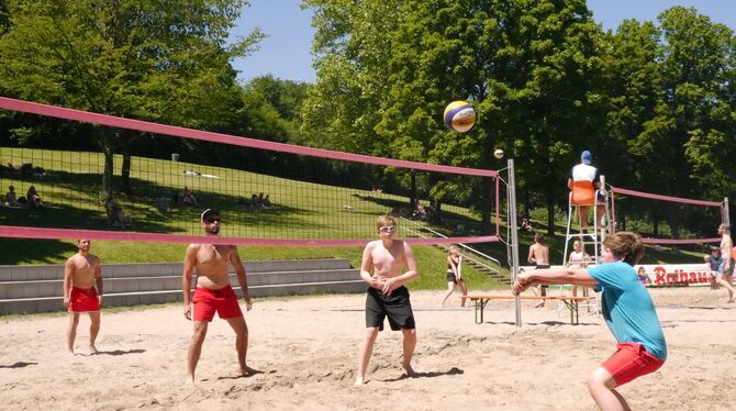 Im Vordergrund stand der Spaß: Hobby-Volleyballer beim Rothaus-Beach-Cup im Schönbergbad.   FOTO: HEHN