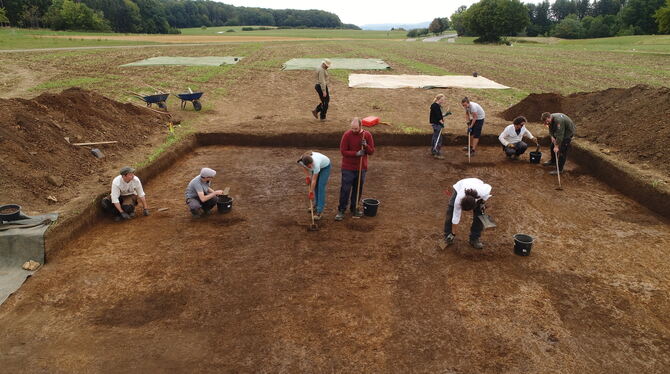 Die Archäologen haben bei ihren Ausgrabungen im vergangenen Jahr unter anderem Reste von zwei Gebäuden gefunden.  FOTOS: STEGMAI