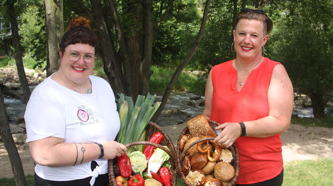 Foodsharing in Mössingen: Stefanie Dürr (links) und Tanja Bernhardt präsentieren ihre Ausbeute.  FOTO: STURM