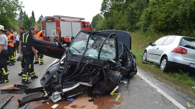 Die Smart-Fahrerin wurde in ihrem Pkw eingeklemmt und starb noch an der Unfallstelle.