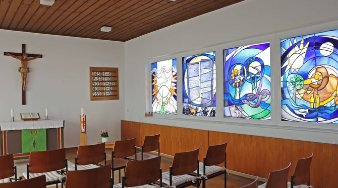 Künstlerisch gestaltete Fenster und frisch getünchte Wände: die Christuskirche in Pfronstetten in ihrem 80. Jahr.  FOTO: BLOCHIN