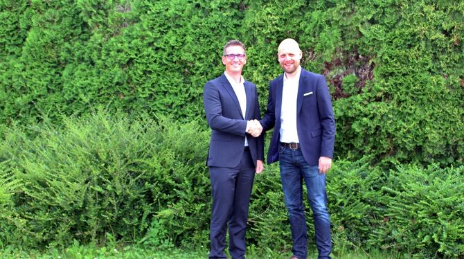 Neuer Geschäftsführer der Diakonie-Sozialstation Mössingen-Bodelshausen-Ofterdingen ist Lars Riethmüller (links), beglückwünscht