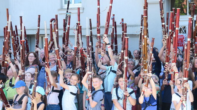 Teilnehmer des Workshops »Die Fagotte sind los!« präsentieren ihre Instrumente vor der Tutti-Probe im Garten der Musikschule Osn