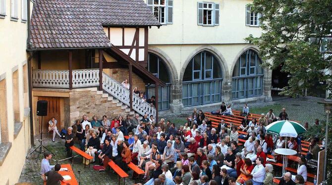 Beim Pfleghof und an vielen weiteren Orten lesen Autoren beim Bücherfest.  FOTO: BÜCHERFEST