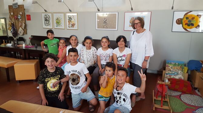 Die kleinen Künstler mit Christa Rilling, die sie beim Malen begleitet hat, bei der Vernissage in der Citykirche.  FOTO: PR