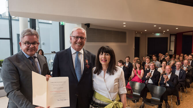 Guido Wolf (links) überreicht Wolfgang Riehle die Auszeichnung. Mit Wolfgang Riehle freut sich Ehefrau Ursel. FOTO: PM Guido Wolf (links) überreicht Wolfgang Riehle die Auszeichnung. Mit Wolfgang Riehle freut sich Ehefrau Ursel. FOTO: PM