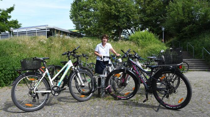 Schulleiterin Dr. Brigitte Kern-Veits auf einem der drei Fahrrad-Parkplätze des HAP Grieshaber Gymnasiums im Bildungszentrum Nor