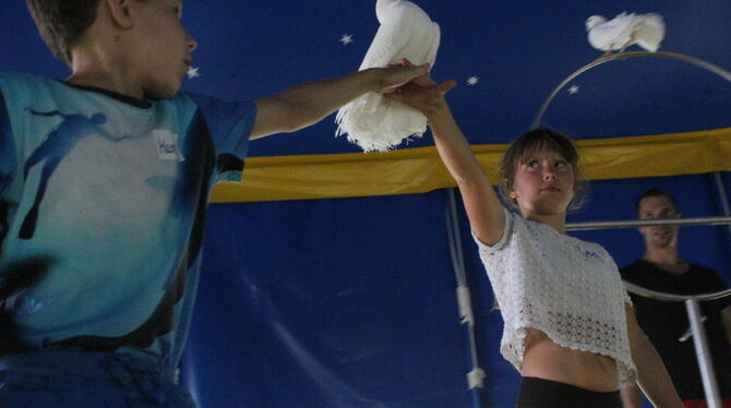 Die Mädchen und Jungen der Bolbergschule in Willmandingen gehen in den Zirkus. Nicht als Zuschauer, sondern sie sind selbst die