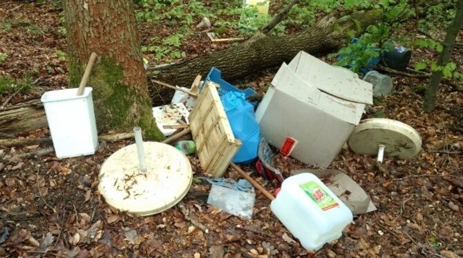 Rücksichtslose Müllentsorgung im Wald: Wer erwischt wird, muss mit sehr hohen Bußgeldern rechnen. FOTO: STADT