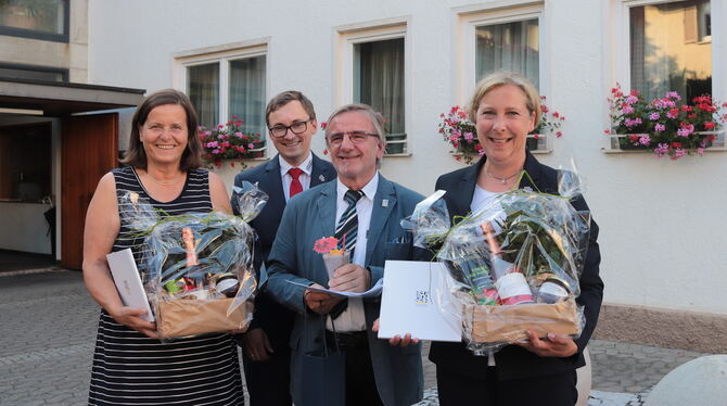 Ehrennadeln für langjährige Tätigkeit im Gemeinderat gab es für Gudrun Bühler (CDU, links), Werner Schneider (FW) und Kirsten Ga