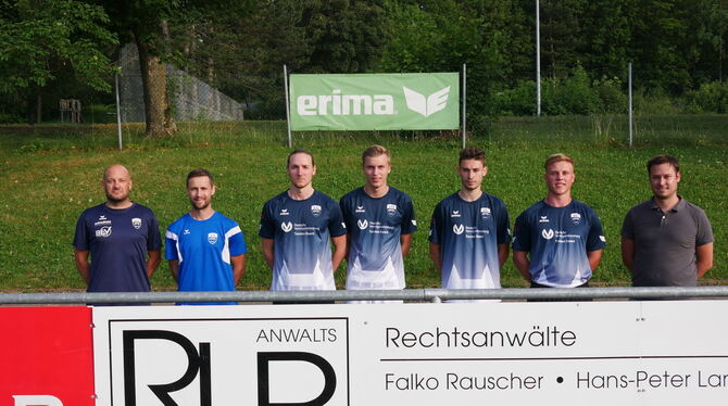 Trainingsauftakt beim VfL Pfullingen. Von links: Der neue Co-Trainer Rasmus Joost, Trainer Michael Konietzny, die Zugänge Andrej