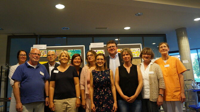 Das Team der Schmerzklinik um Oberarzt Werner Traub (3. von links) und Chefarzt Friedrich Pühringer (4. von rechts)  FOTO: WURST