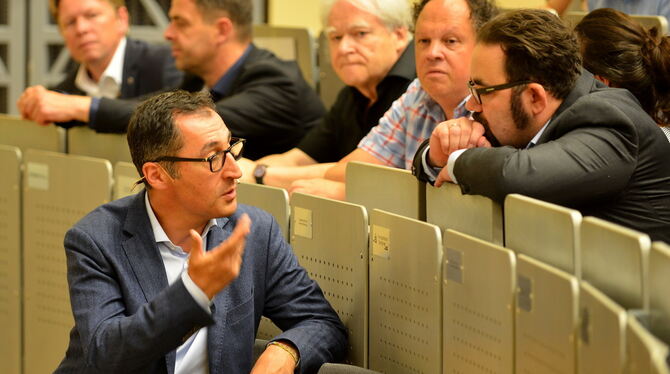 Vertieft: Cem Özdemir (links) spricht vor der Preisverleihung mit dem Tübinger Bundestagsabgeordneten Chris Kühn.  FOTO: NIETHAM