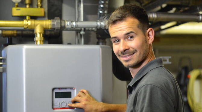 Lehrling Tim Randecker gefällt die Abwechslung in seiner Ausbildung zum Anlagenmechaniker Sanitär-, Heizung- und Klimatechnik. D