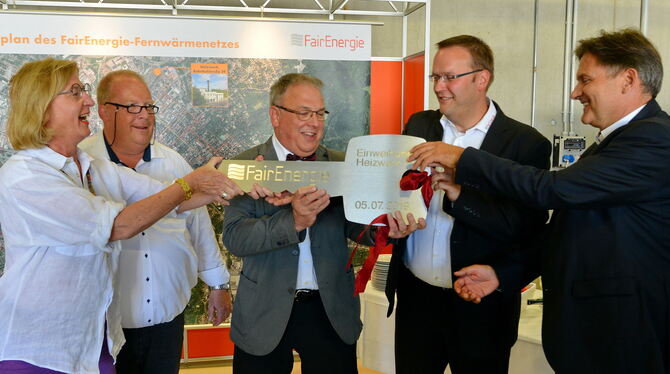 Symbolische Schlüsselübergabe (von links): Bürgermeisterin Ulrike Hotz, Architekt Jochen Schmid, OB Thomas Keck und die Fair-Ene