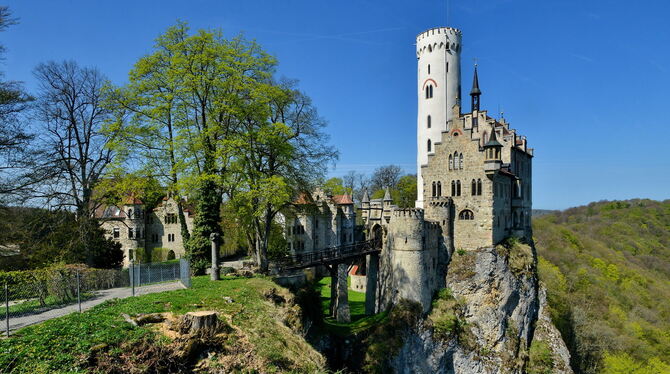 Das Landratsamt sieht durch die geplanten Windräder den Denkmalschutz des Schlosses Lichtenstein gefährdet. FOTO: KUS