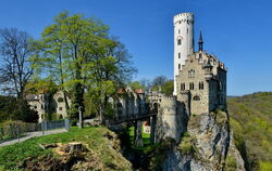 Das Landratsamt sieht durch die geplanten Windräder den Denkmalschutz des Schlosses Lichtenstein gefährdet. FOTO: KUS