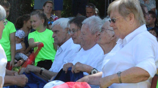 Gemeinsam feiern alle den Abschluss des Projekts Schmetterlingsland. FOTO: FISCHER Gemeinsam feiern alle den Abschluss des Projekts Schmetterlingsland. FOTO: FISCHER