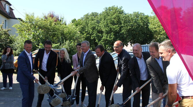 Beim symbolischen Spatenstich waren Vertreter von Telekom, Gigabit Region Stuttgart, Zweckverband Breitband, Landratsamt und Gem