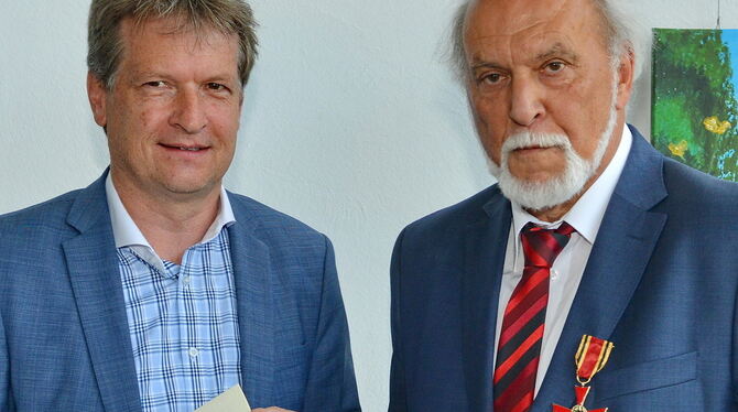 Wird sich weiter engagieren: Thomas Seyfarth (rechts) bei der Verleihung mit Landrat Günther-Martin Pauli.  FOTO: NIETHAMMER
