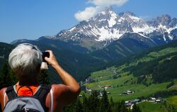 Schneefelder im Sommer können Tourenpläne durchkreuzen.  FOTO: DIETER BARAL