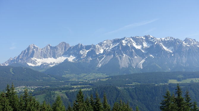 Der viele Schnee in den Höhenlagen und das satte Grün im Tal sorgten für reizvolle Kontraste am Dachstein-Massiv. FOTO: ROLF WI Der viele Schnee in den Höhenlagen und das satte Grün im Tal sorgten für reizvolle Kontraste am Dachstein-Massiv. FOTO: ROLF WI
