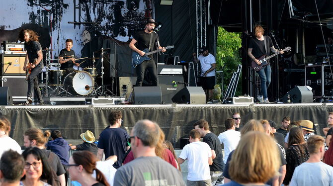 Hardcore-Punk aus Köln heizte die Stimmung an: Die Band mit dem Namen »Kmpfsprt« in Aktion. FOTOS: NIETHAMMER Hardcore-Punk aus Köln heizte die Stimmung an: Die Band mit dem Namen »Kmpfsprt« in Aktion. FOTOS: NIETHAMMER