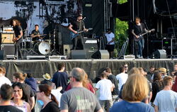 Hardcore-Punk aus Köln heizte die Stimmung an: Die Band mit dem Namen »Kmpfsprt« in Aktion.  FOTOS: NIETHAMMER