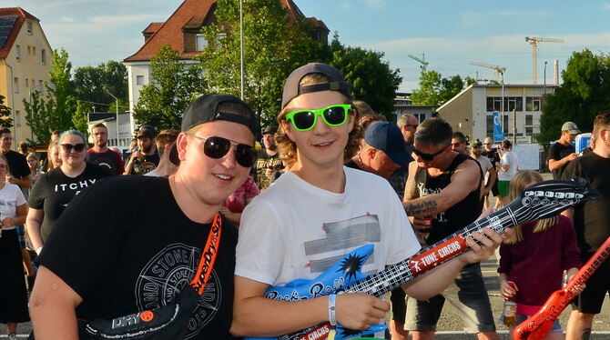 Ganz im Element: Diese Besucher des Festivals hatten Spaß. Ganz im Element: Diese Besucher des Festivals hatten Spaß.