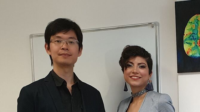 Die Gründer Paul Chang und Sahar Nassirpour mit ihrem Prototyp.  FOTO: MR SHIM