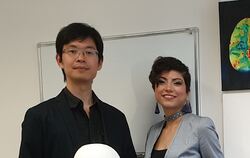 Die Gründer Paul Chang und Sahar Nassirpour mit ihrem Prototyp.  FOTO: MR SHIM