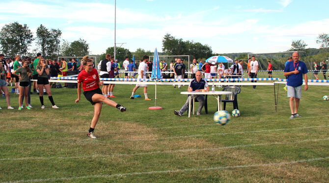 Und Schuss: Frauen und Männer traten beim Elfmeter-Turnier an. Inzwischen ist das Event des TSV Holzelfingen Kult. Denn auch das