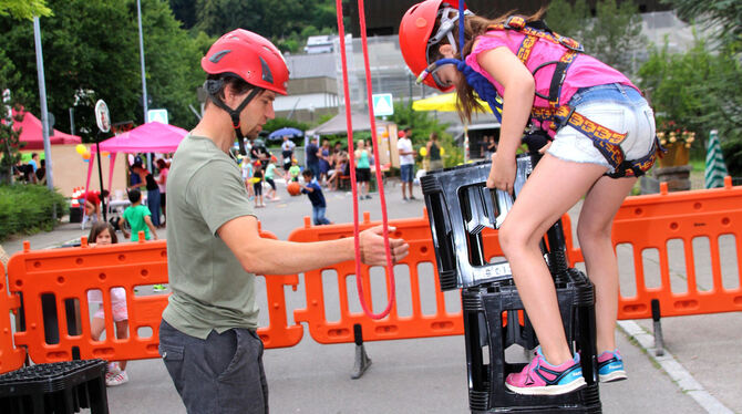 Immer noch ein Renner. Beim Kistenstapeln ist Gleichgewicht gefragt.  FOTO: LEIPPERT