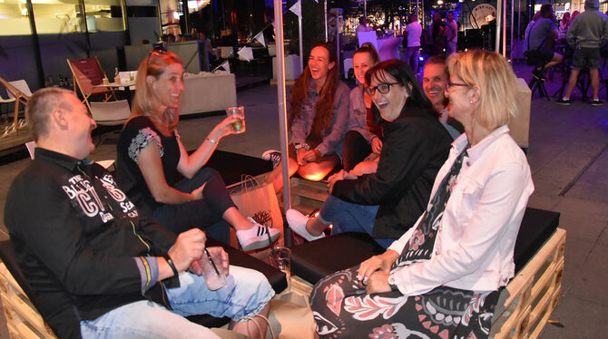 Drinks und Illuminationen am Lindenplatz zum frohen Abschluss, hier mit einer Dettinger Familie, die Freunde aus Südafrika zum L